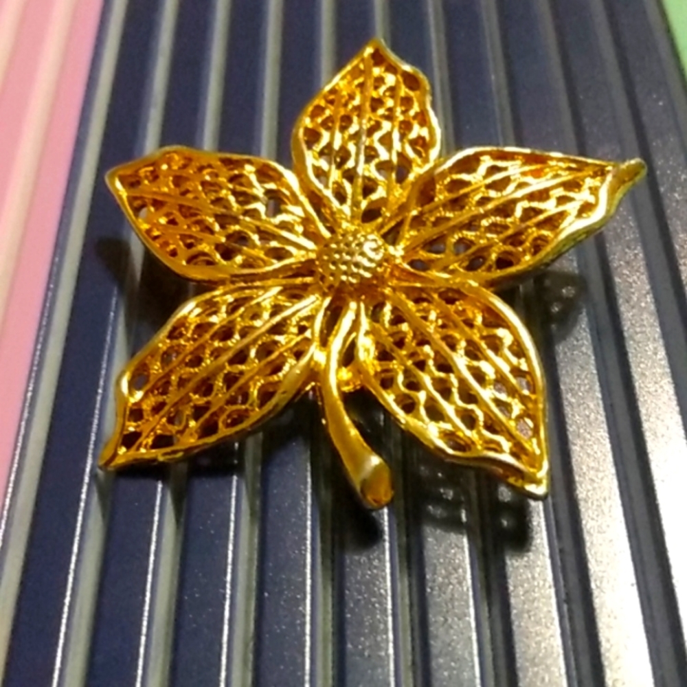 Vtg daisy flower pin brooch